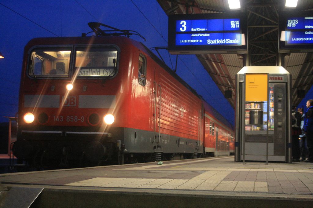 DB 143 158-9 mit der RB 16217 nach Saalfeld, am 05.10.2013 in Naumburg Hbf. (Foto: Alex Huber)