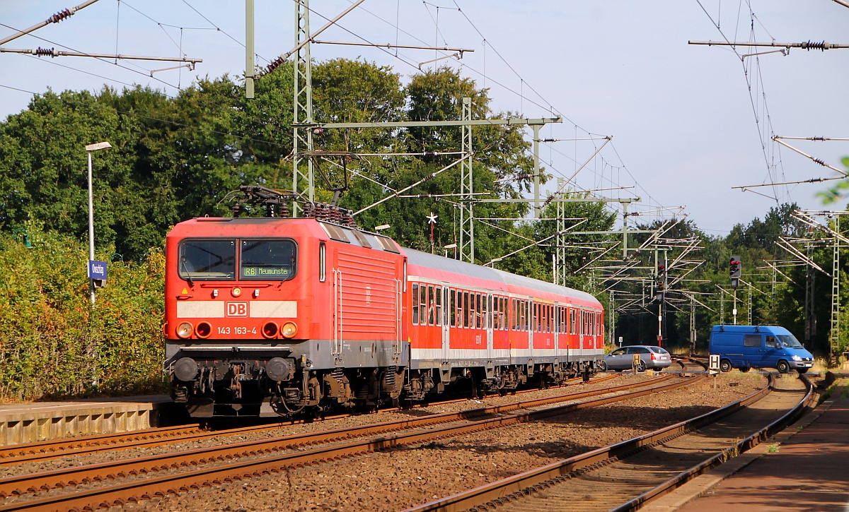 DB 143 163-4 hält hier mit ihrer RB im Bhf Owschlag zwischen Rendsburg und Schleswig. 04.08.l2014