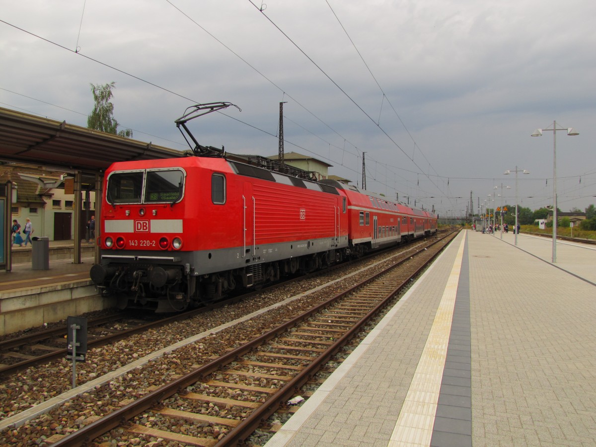 DB 143 220-9 mit der RB 16209 nach Saalfeld, am 08.09.2013 in Naumburg  Hbf.