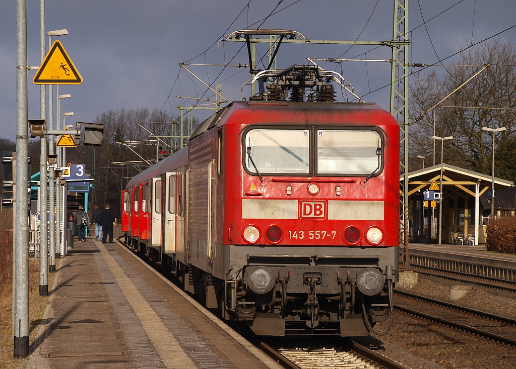 DB 143 557-7 der RegioBahn Kiel mit der RB 21065 beim Halt in Schleswig. 05.03.11