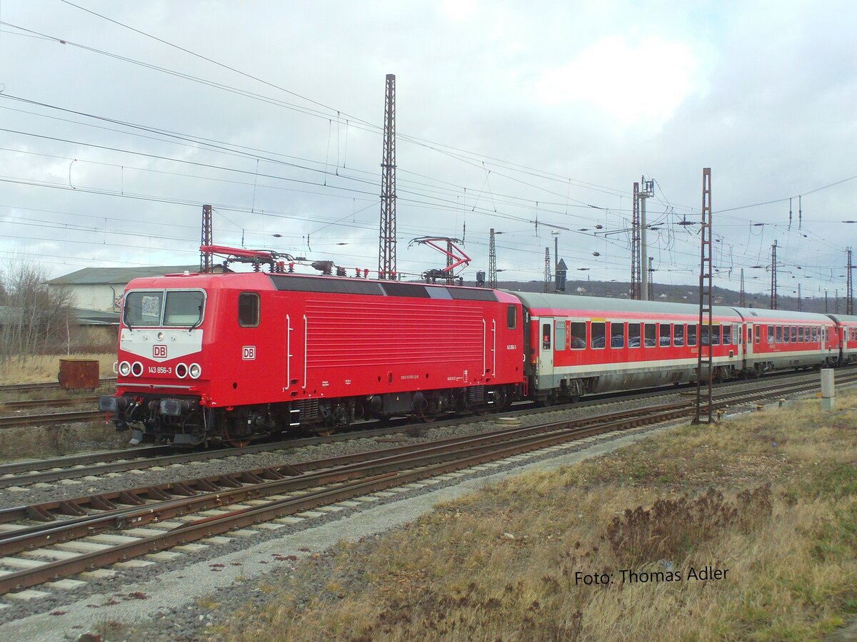 DB 143 856-3  Melissa  �berf�hrte am 02.02.2022 mit dem DLr 72168 ehemalige  M�nchen-N�rnberg-Express  Wagen von Leipzig-Engelsdorf nach Stuttgart Hbf. Thomas Adler fotografierte den Zug in Naumburg Hbf.