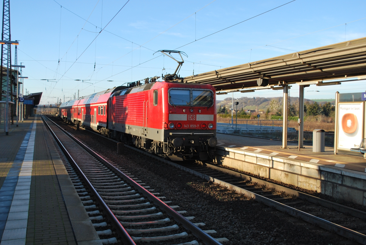 DB 143 859-7 mit der RB 16312 von Halle (S) Hbf nach Eisenach, am 06.12.2015 beim Halt in Naumburg Hbf. (Foto: Mario Fliege)