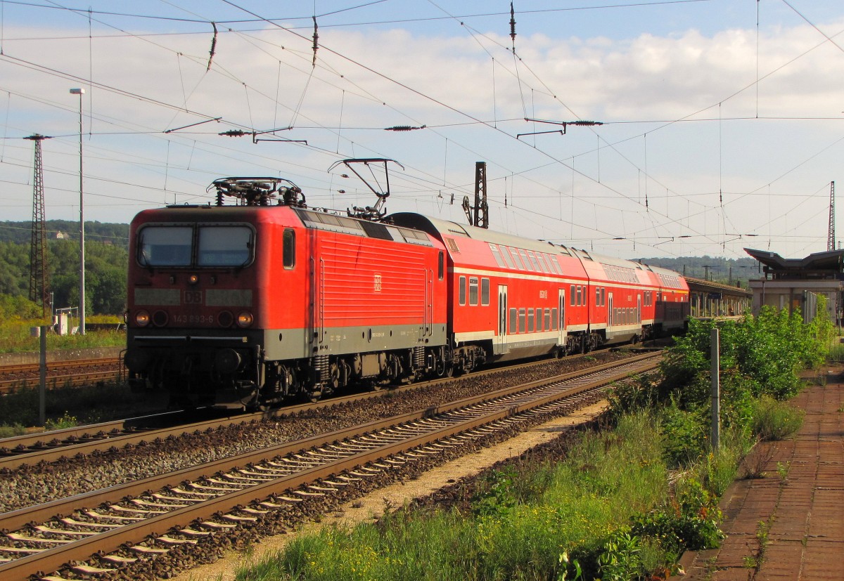 DB 143 893-6 mit der RB 16312 von Halle (S) Hbf nach Eisenach, am 08.09.2015 bei der Ausfahrt in Naumburg Hbf.