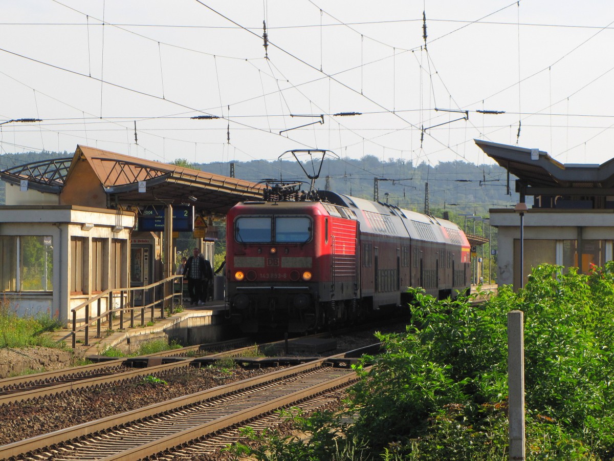 DB 143 893-6 mit der RB 16312 von Halle (S) Hbf nach Eisenach, am 08.09.2015 in Naumburg Hbf.
