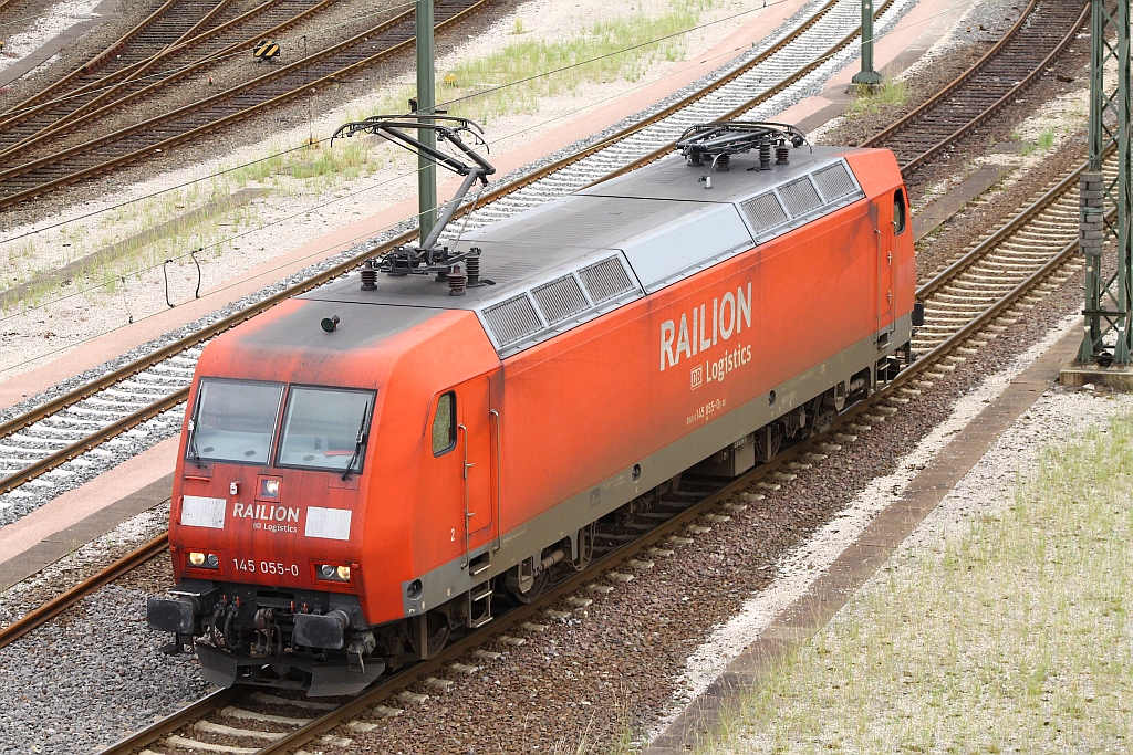 DB 145 055-0 fährt hier in Richtung des  Lok-Parkplatzes  im Rbf Maschen. 29.06.2013