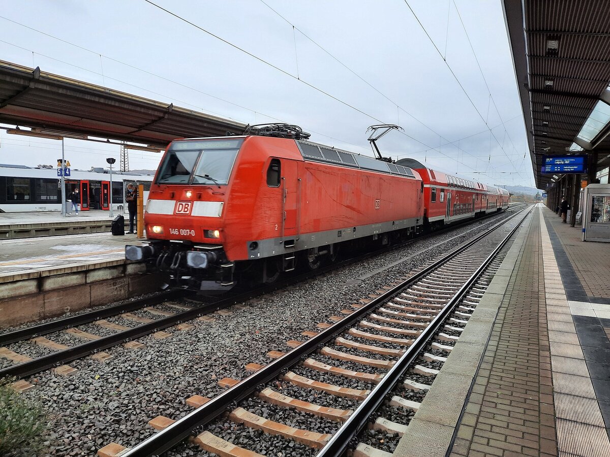 DB 146 007-0 mit dem RE 4885 von Halle (S) Hbf nach Jena-Göschwitz, am 05.11.2021 in Naumburg (S) Hbf.