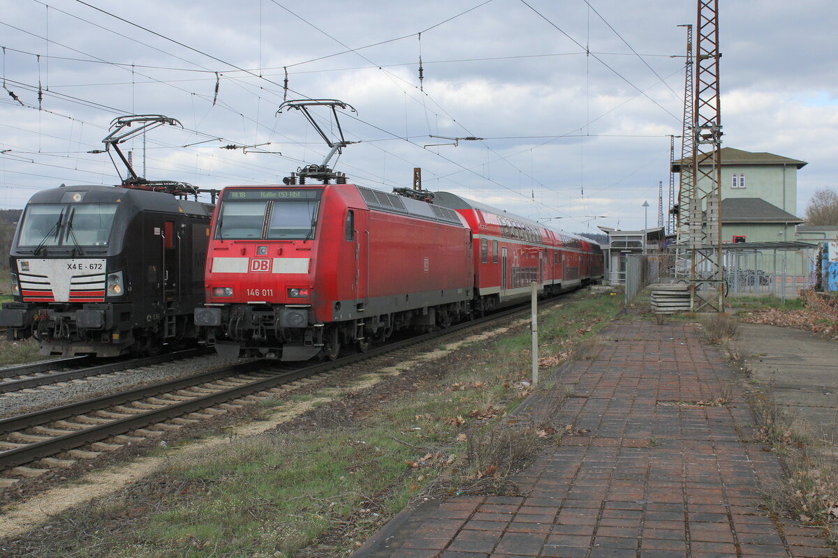 DB 146 011 mit dem RE 4886  Saale-Express  von Jena-G�schwitz nach Halle (S) Hbf, am 03.04.2023 in Naumburg (S) Hbf. 