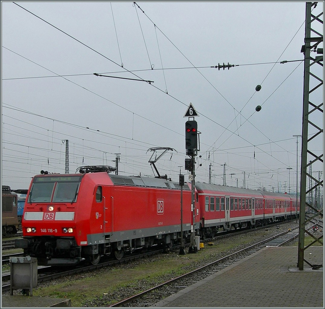 DB 146 116-9 mit  ex Silberlingen  in Basel Bad. Bf.
12. April 2006