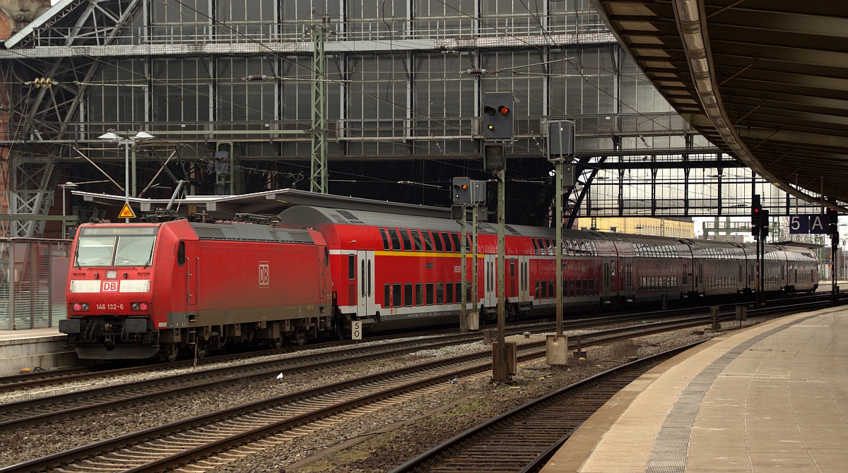 DB 146 132-6 mit einem RE nach Norddeich beim Halt im Bremer Hauptbahnhof aufgenommen. 03.03.2012(üaVinG)
