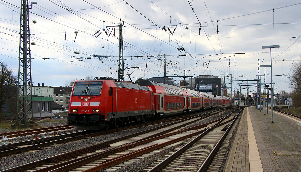 DB 146 258 als Zuglok des RE70 nach Kiel. Neumünster. 19.03.2023