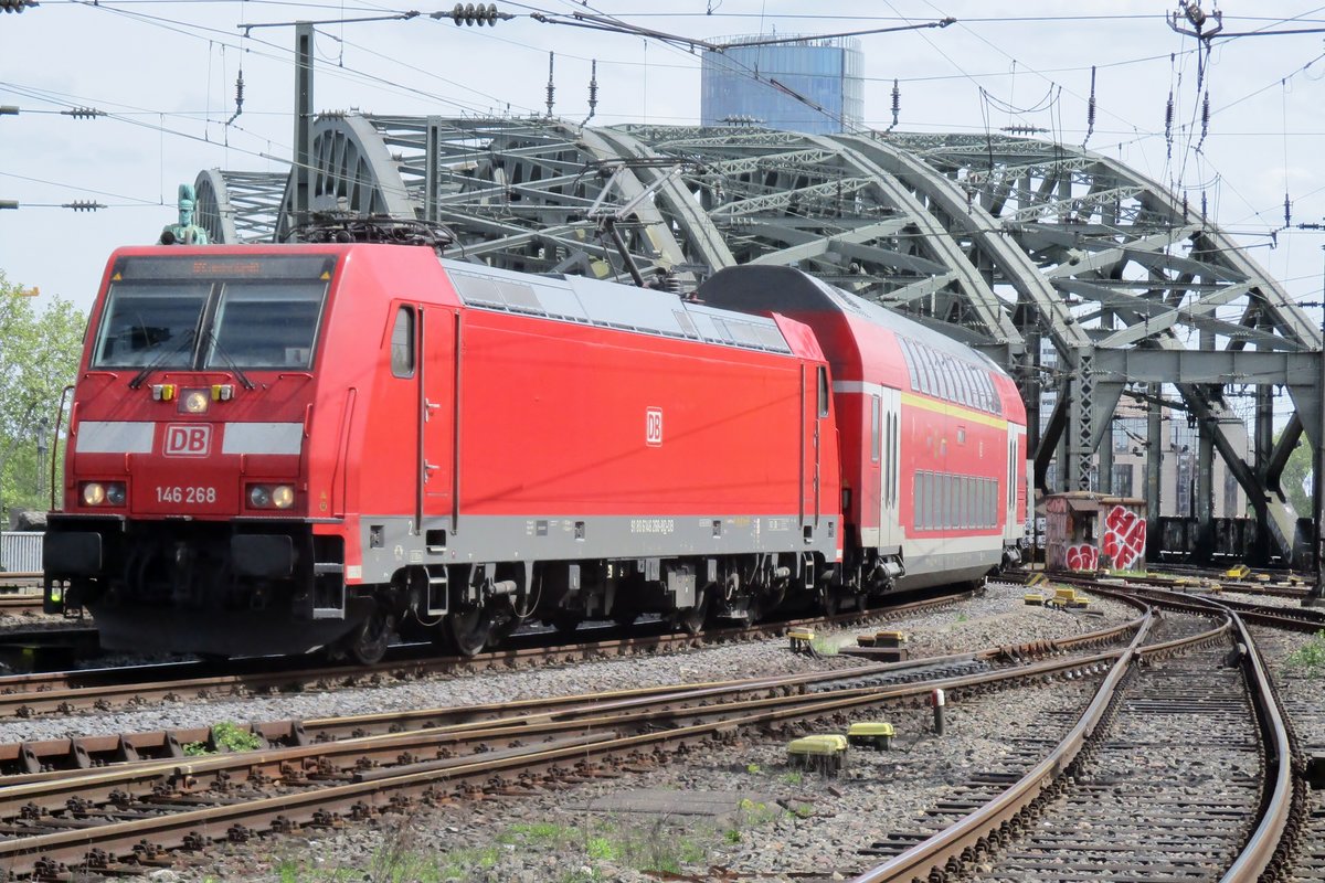 DB 146 268 treft -vom Hohenzollern-Brücke kommend-  in Köln Hbf ein am 27 April 2018. 