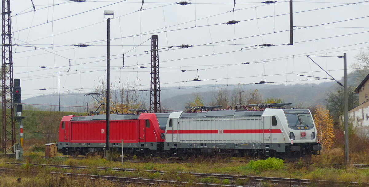 DB 147 558 wird am 05.11.2021 von der DB 147 013 in Naumburg (S) Hbf in Richtung Bebra gezogen.