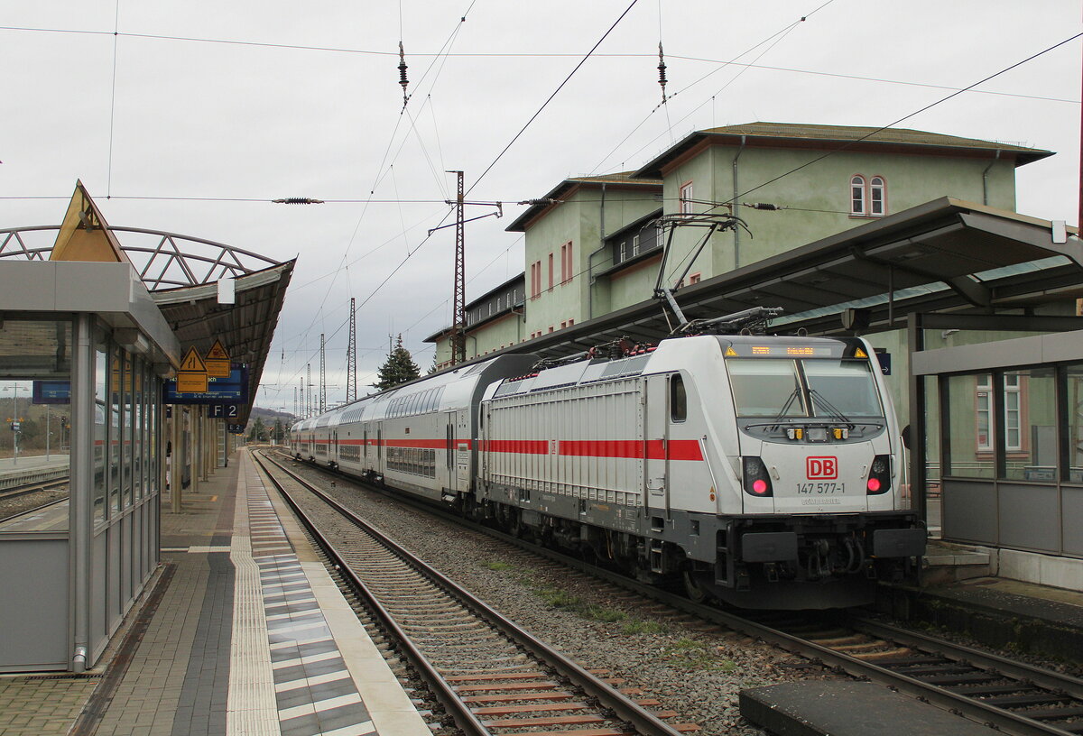 DB 147 577-1 mit dem IC 2063 von Waiblingen nach Leipzig Hbf, am 02.01.2024 in Naumburg (S) Hbf. Seit dem Fahrplanwechsel im Dezember verkehren 5 Intercity-Zugpaare pro Richtung und Tag und sollen unsinnigerweise den weggefallenen RE42 zwischen Saalfeld (S) und Leipzig ersetzen. Beitrag beim MDR: https://shorturl.at/vBNRS