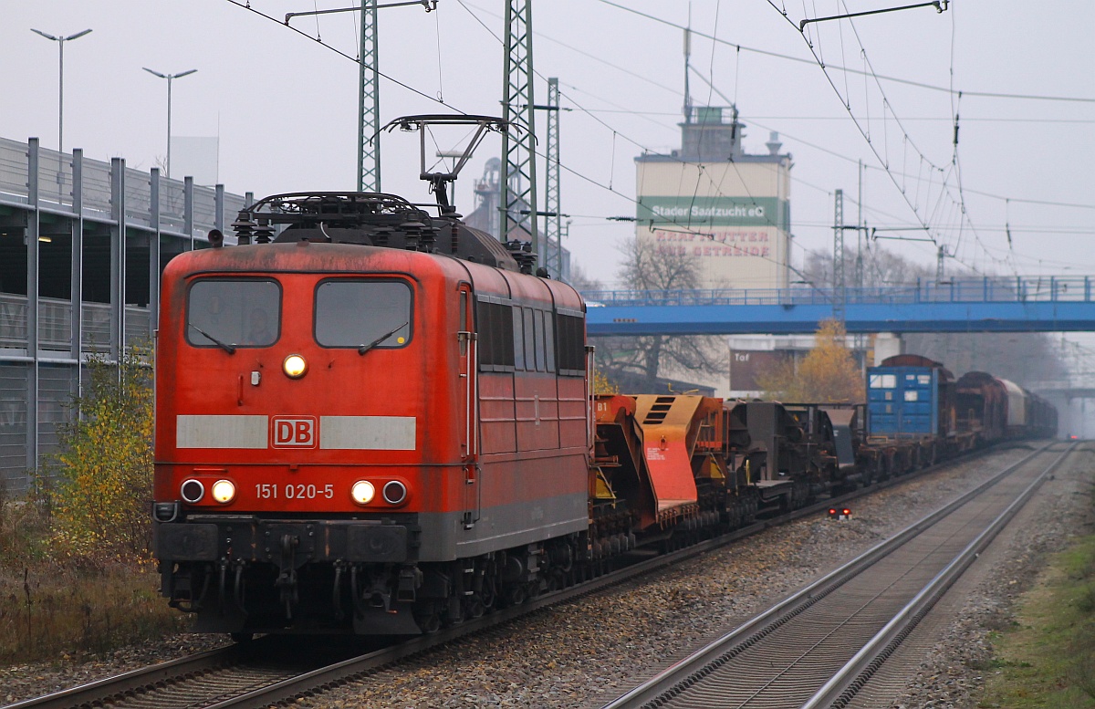 DB 151 020-6 mit gemischten Güterzug(u.a mit drei Uaai 820/821 Tiefladewagen)rumpelte am Morgen des 29.11.2014 durch Tostedt.