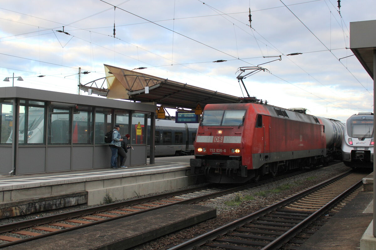 DB 152 038-6 mit Kesselwagen Richtung Bad K�sen, am 12.11.2023 in Naumburg (S) Hbf.