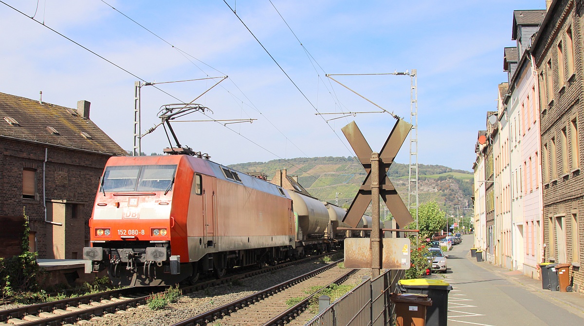 DB 152 080-8 mit Cerealien-Zug durch Lorchhausen. 14.09.2021