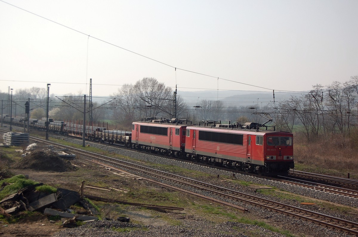 DB 155 004-5 + 155 xxx mit einem G�terzug Richtung Wei�enfels, am 29.03.2014 in Naumburg Hbf. (Foto: dampflok015)