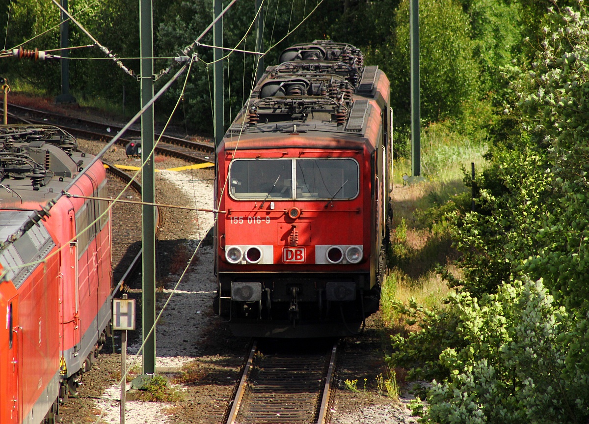 DB 155 016-9 mit Schwestermaschine abgestellt im Rbf Maschen bei Hamburg. 16.06.2015