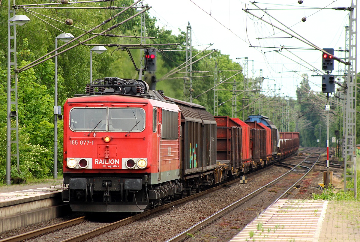DB 155 077-1 rauscht hier mit einem Güterzug nach Kiel durch Elmshorn. 16.06.2015
