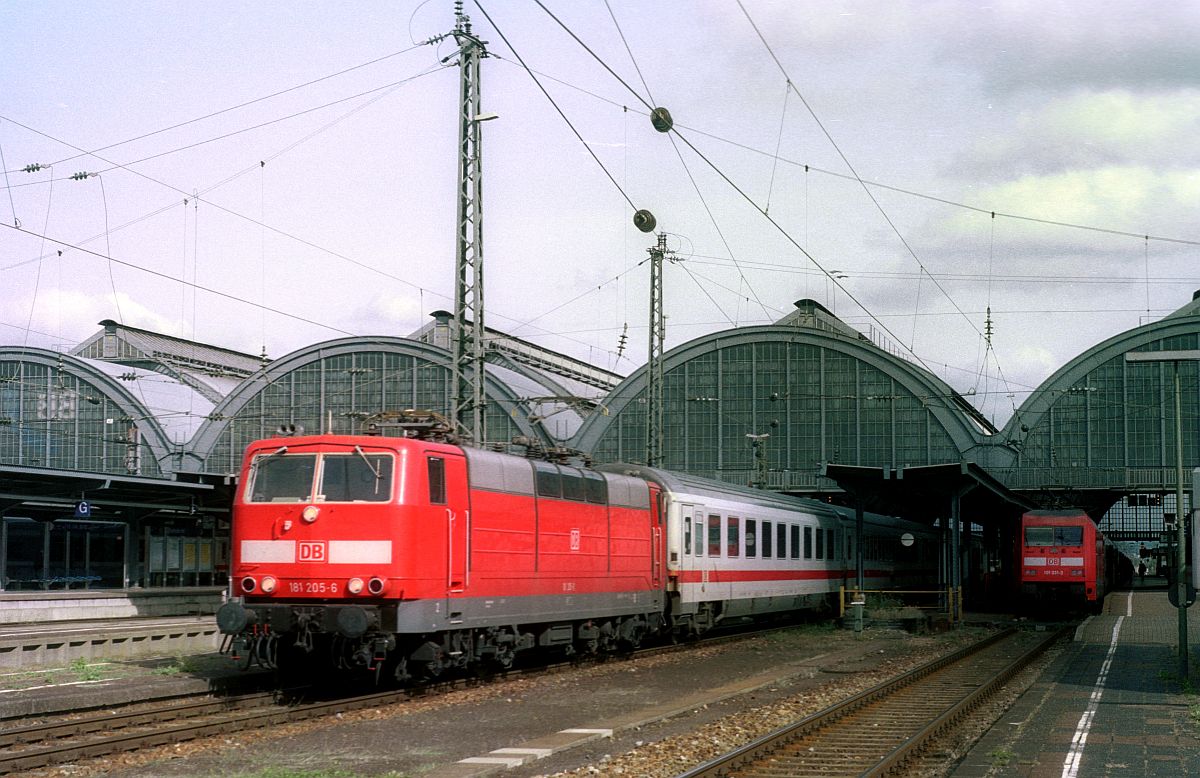 DB 181 205 hat in Karlsruhe Hbf ihren IC übernommen und wartet auf Ausfahrt, daneben 101 031, 08.10.2003
