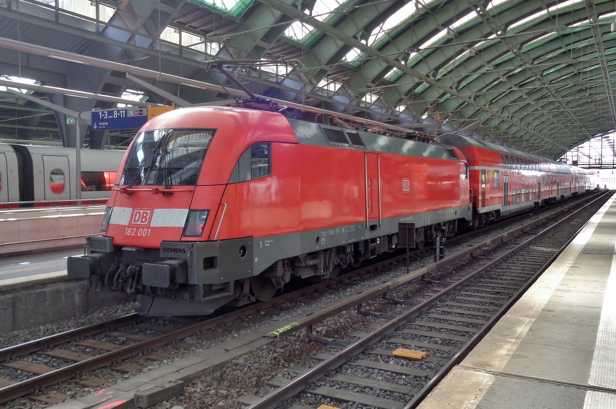 DB 182 001 steht in Berlin Ost am 30 April 2018. 