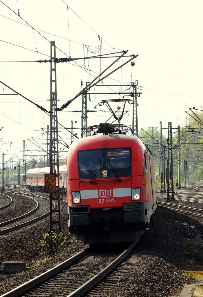 DB 182 005 hat hier mit dem IRE aus Berlin kommend Einfahrt in Hamburg-Harburg. 02.05.2015
