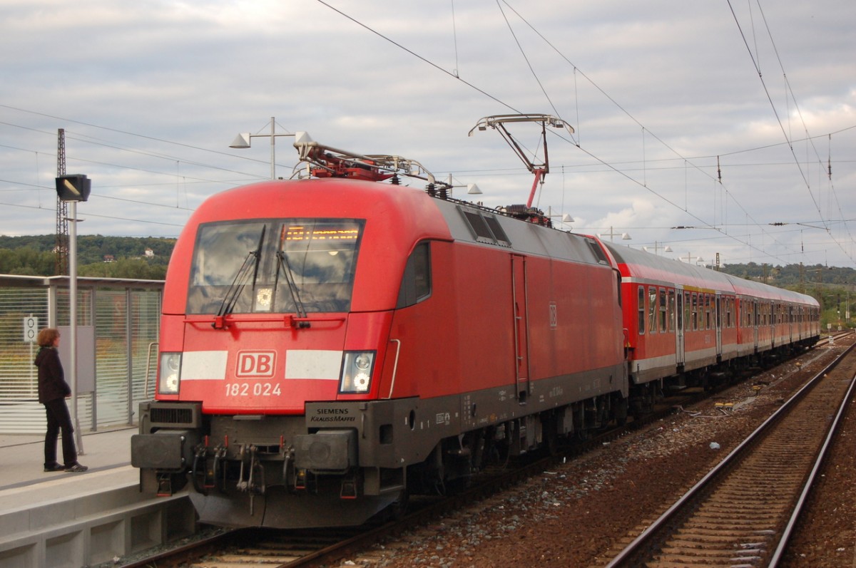 DB 182 024 hielt am 15.09.2013 wegen Bauarbeiten mit der RB 16328 von Halle (S) Hbf nach Eisenach au�erplanm��ig auf Gleis 4 in Naumburg Hbf. (Foto: dampflok015)