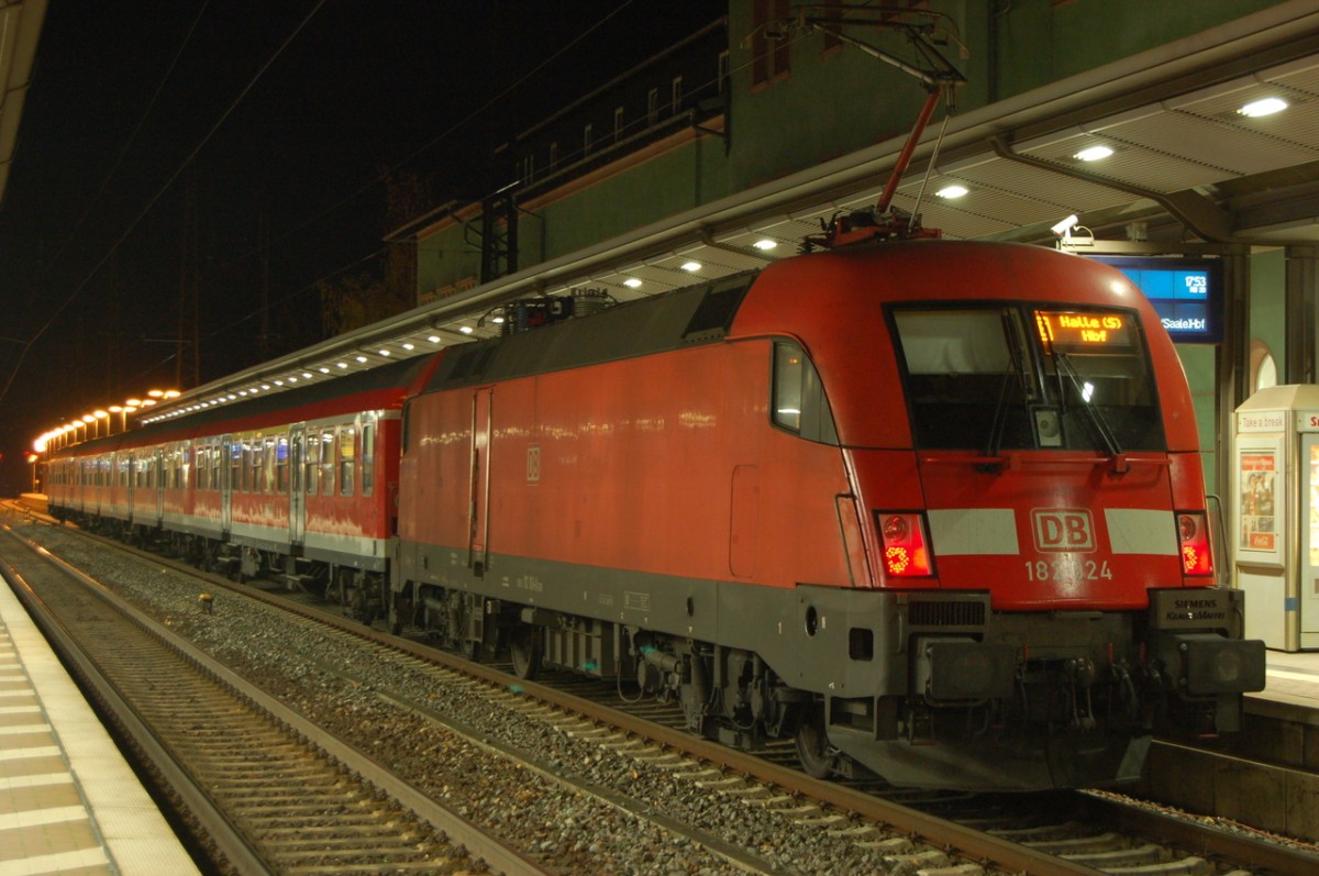 DB 182 024 mit der RB 16329 von Eisenach nach Halle (S) Hbf, am 11.11.2013 in Naumburg Hbf. (Foto: dampflok015)
