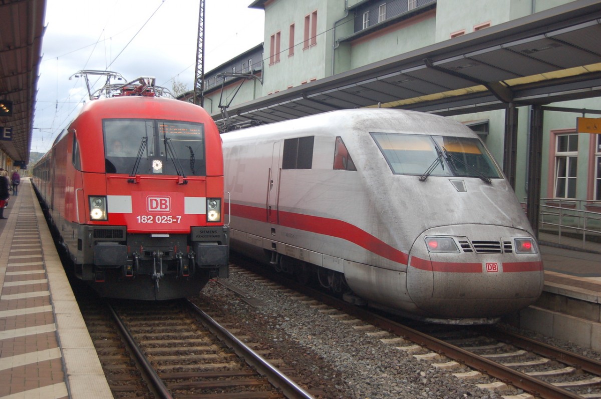 DB 182 025-7 mit der RB 16318 von Halle (S) Hbf nach Eisenach, am 18.10.2013 beim Halt in Naumburg Hbf. (Foto: dampflok015)