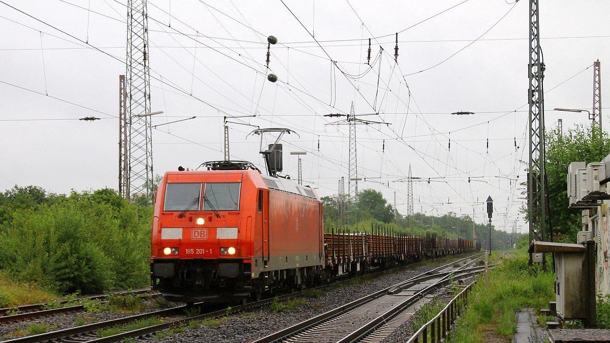 DB 185 201 mit Stahlplattenzug am alten Stellwerk und Regenwetter in Lintorf 08.06.2022
