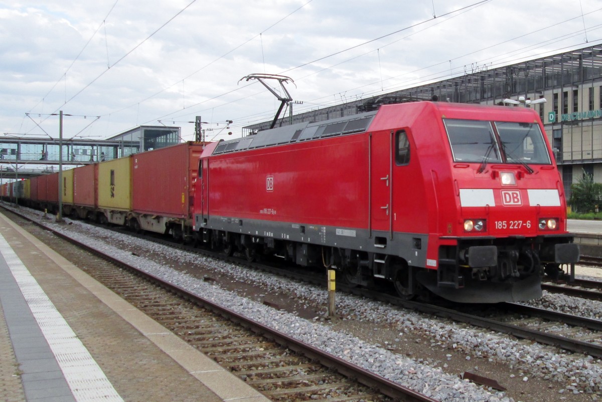 DB 185 227 steht am 17 September 2015 in Regensburg Hbf.