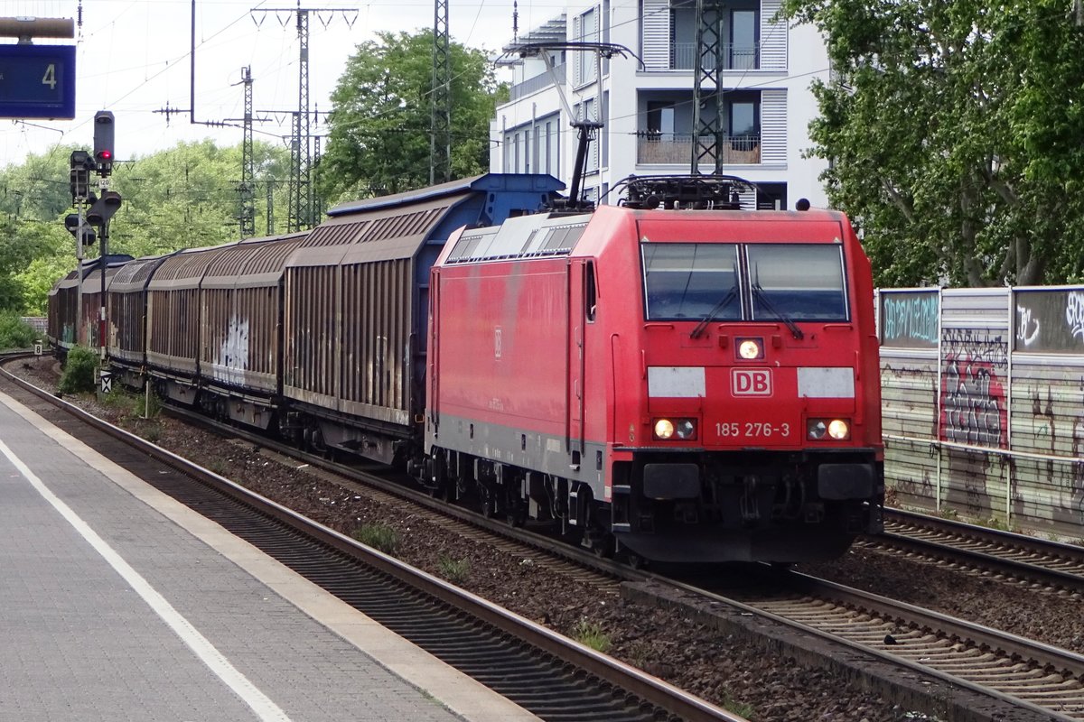 DB 185 276 durchfahrt mit ein Stahlzug Köln Süd am 7 Juni 2019. 