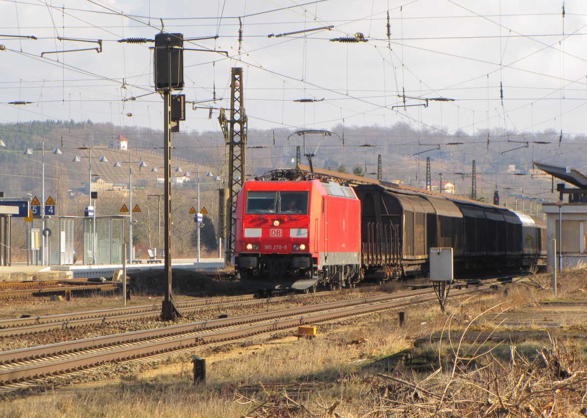 DB 185 278-9 mit einem gemischten Güterzug nach Saalfeld, am 28.02.2015 in Naumburg Hbf.