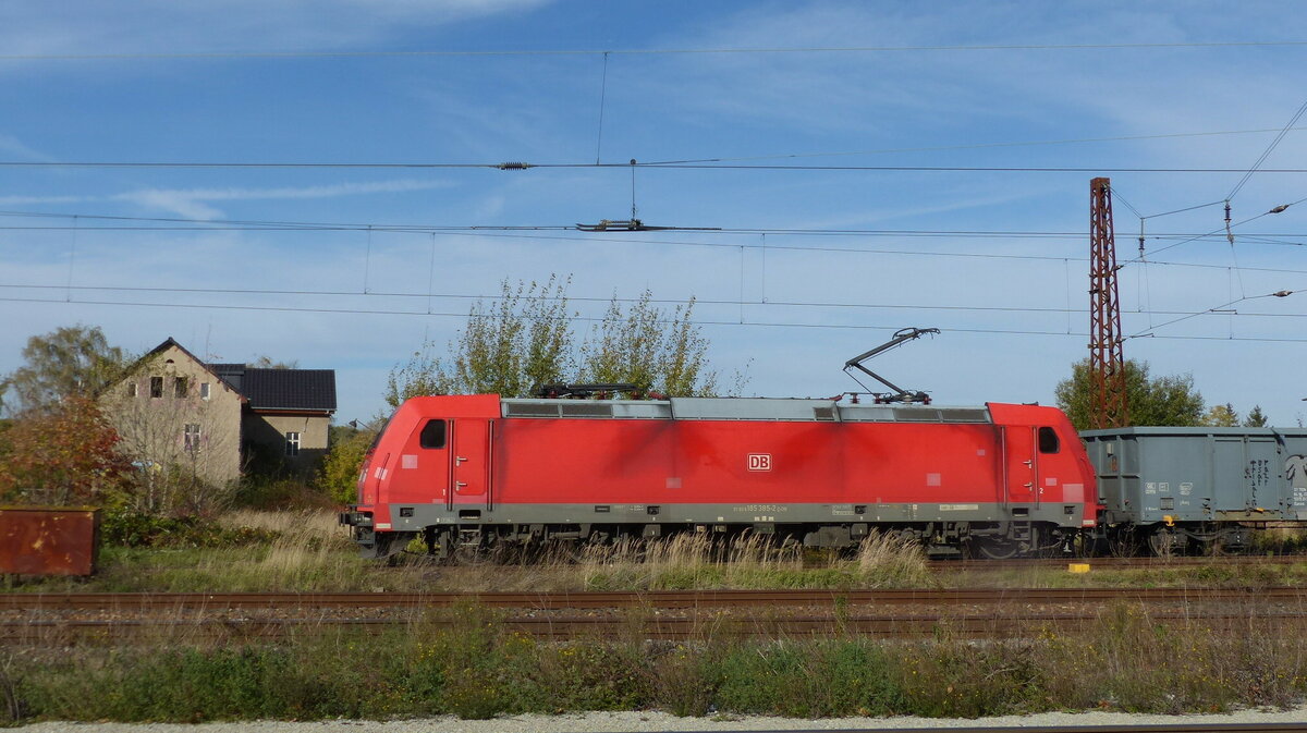 DB 185 385-2 mit Eanos-Wagen Richtung Bad Kösen, am 25.10.2021 in Naumburg Hbf.