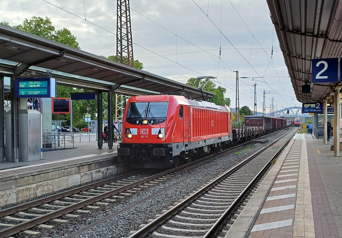 DB 187 117 mit einem gemischten G�terzug Richtung Wei�enfels, am 07.10.2023 in Naumburg (S) Hbf.