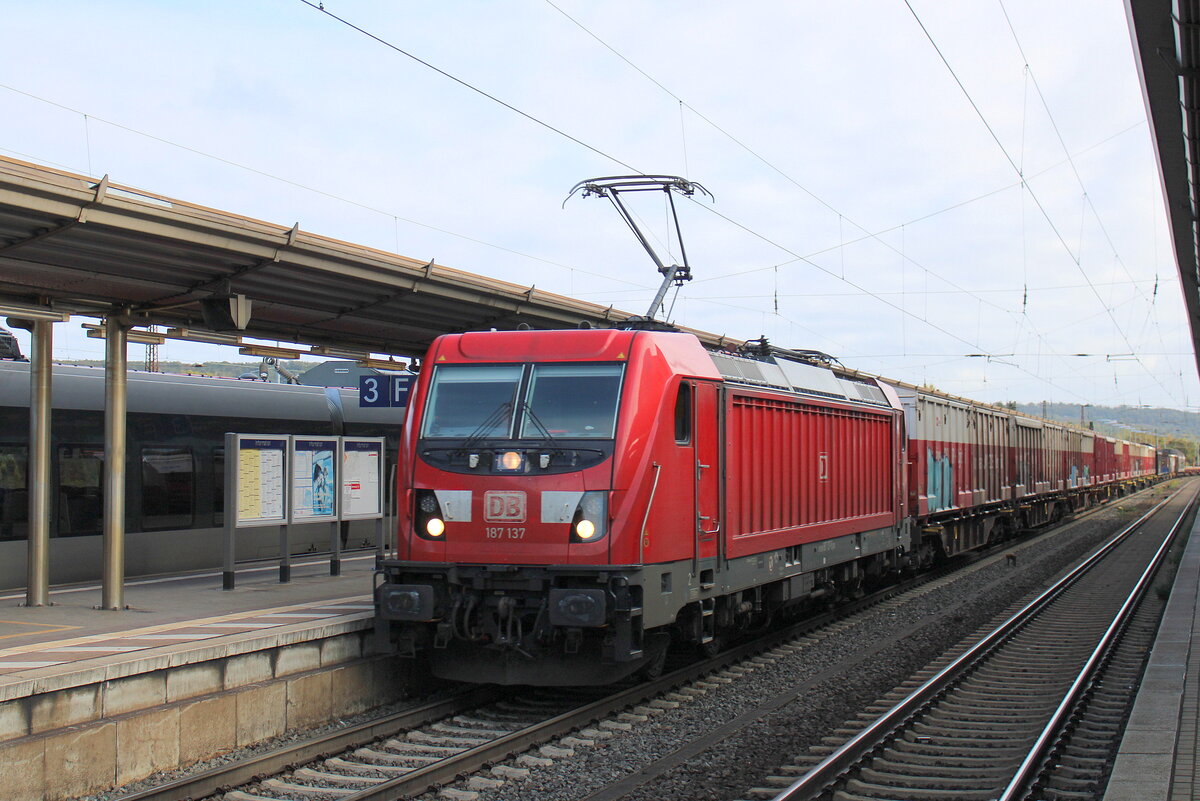 DB 187 137 mit einem gemischten G�terzug Richtung Bad K�sen, am 11.10.2024 in Naumburg (S) Hbf.