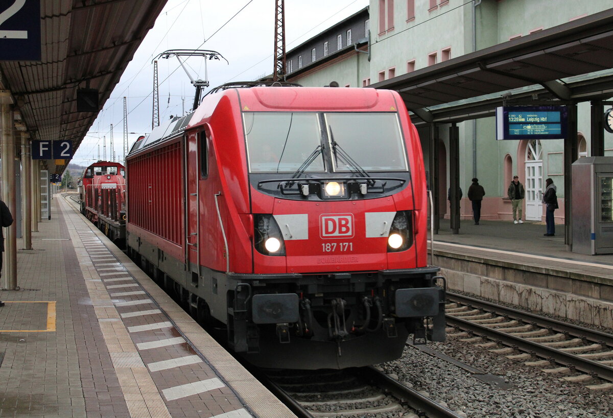 DB 187 171 mit einem Flachwagen und der DB 265 009-1 Richtung Bad K�sen, am 02.01.2024 in Naumburg (S) Hbf.