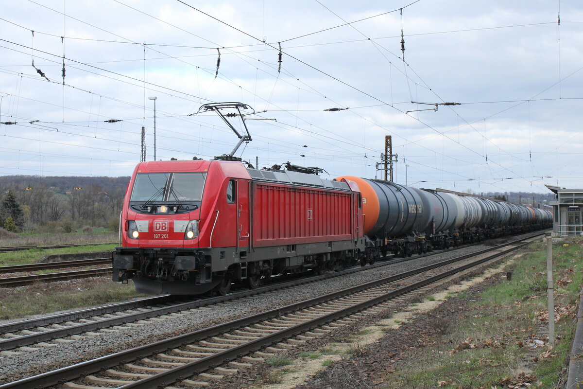 DB 187 201 mit Kesselwagen Richtung Bad K�sen, am 03.04.2023 in Naumburg (S) Hbf.
