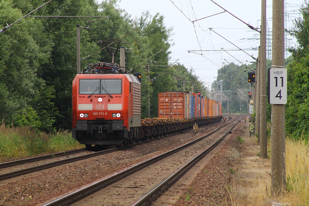 DB 189 013-6 mit einigen Metalpaketen am Haken rumpelt hier durch HH-Moorburg. 14.07.2013