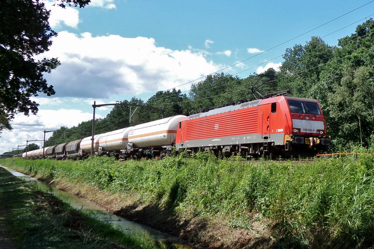 DB 189 032 passiert Tilburg Warande am 14 Juli 2016.