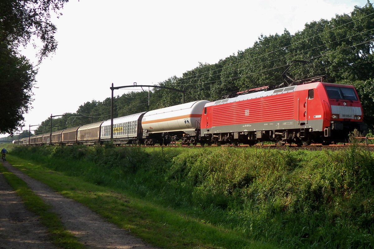 DB 189 065 passiert Tilburg-Warande am 26 Augustus 2016.