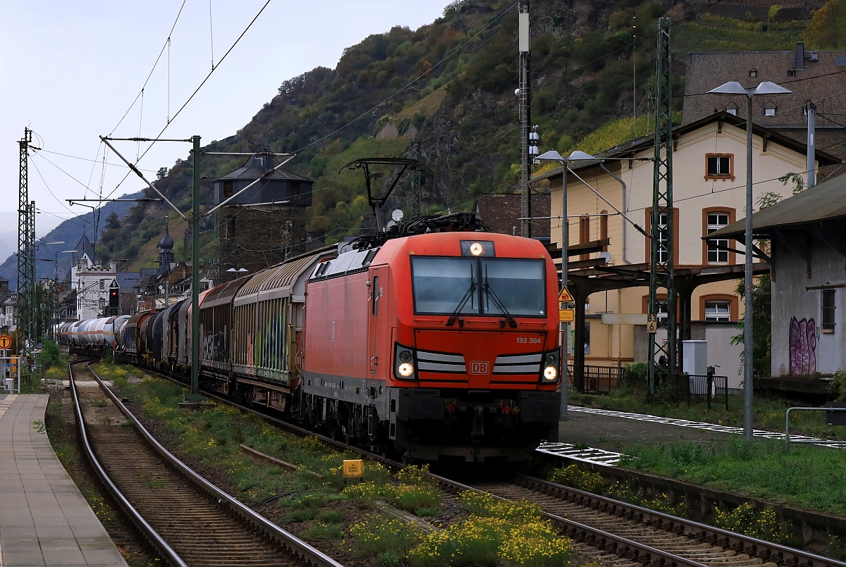 DB 193 304 mit Güterzug Durchfahrt Kaub am Rhein. 24.10.2023
