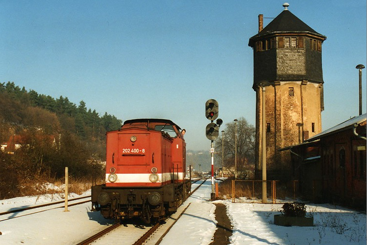 DB 202 400-8 brachte am 16.01.1997 eine RB aus Querfurt nach Nebra und ist hier beim umsetzen neben dem dortigen Wasserturm zu sehen. (Foto: Daniel Berg)
