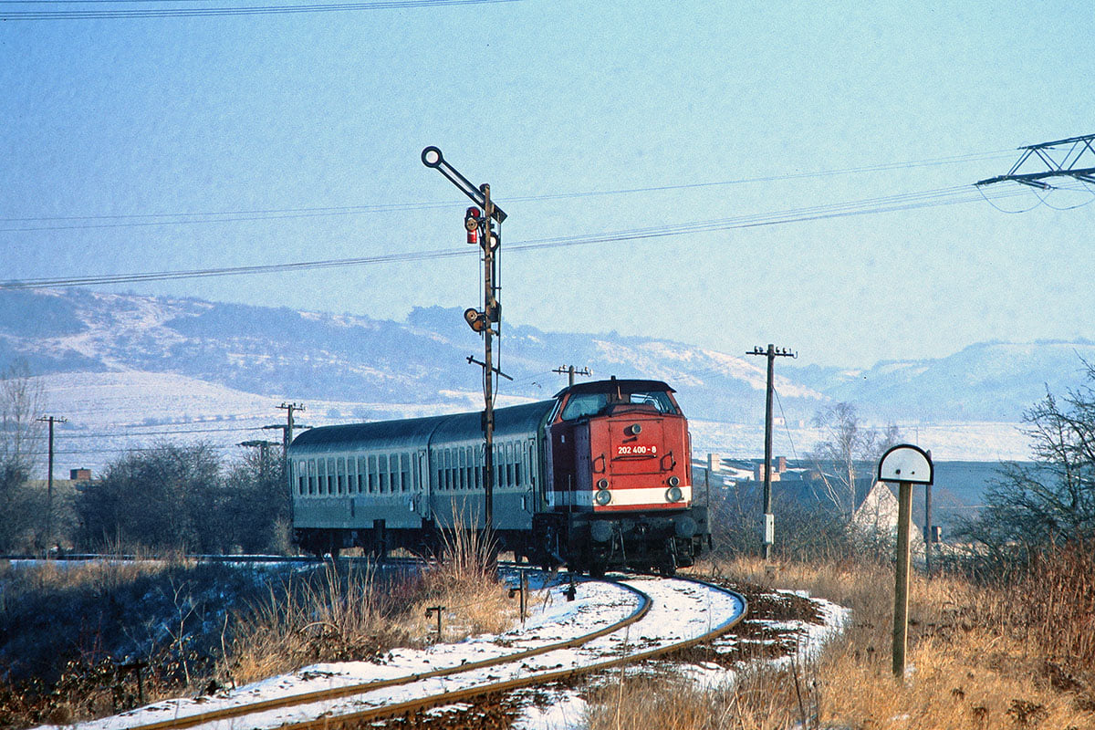 DB 202 400-8 mit einer RB von Querfurt nach Nebra, am 16.01.1997 bei der EInfahrt in den Bahnhof Vitzenburg. (Foto: Daniel Berg)