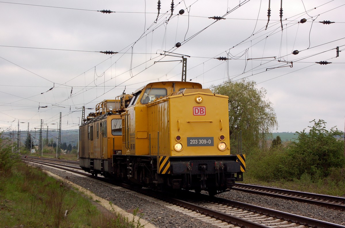 DB 203 309-0 + 711 003 auf der Fahrt Richtung Lei�ling, am 16.04.2014 in Naumburg Hbf. (Foto: dampflok015)