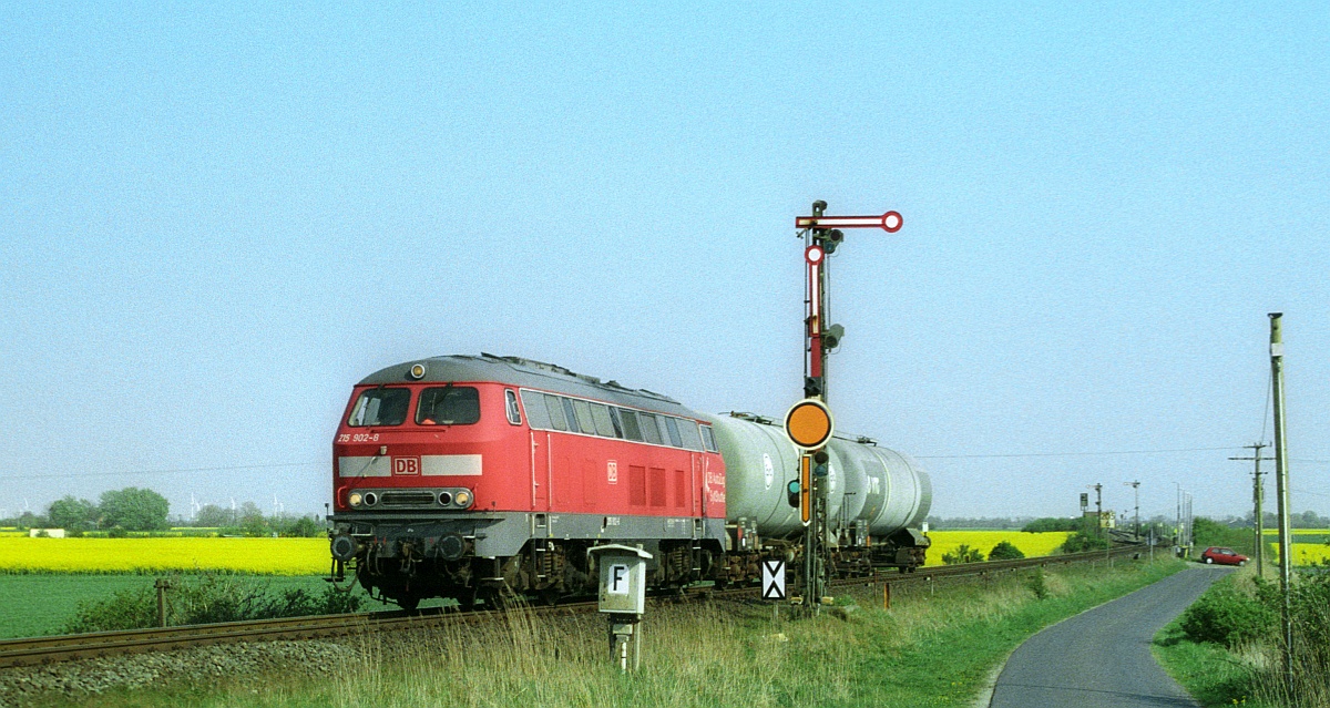 DB 215 902 mit Gz Ausfahrt Lrhnshallig 25.04.2007
