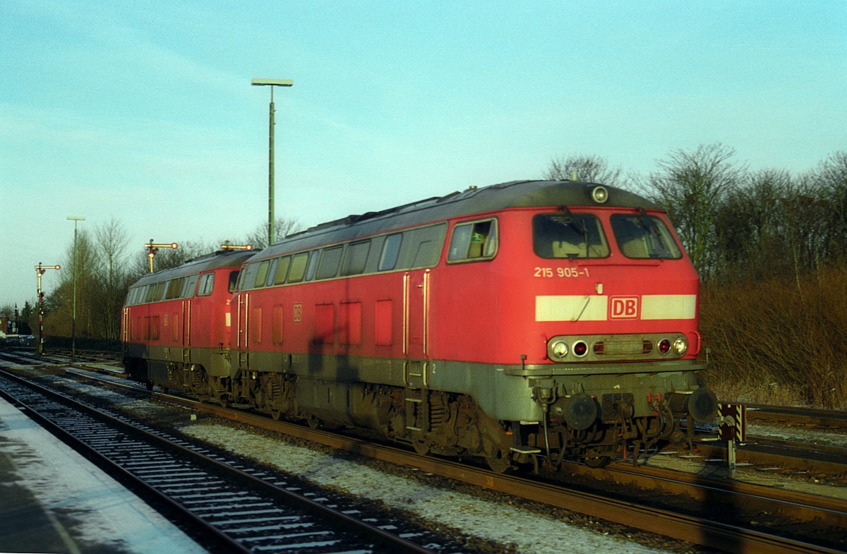 DB 215 905 + 907 Niebüll 02.01.2004