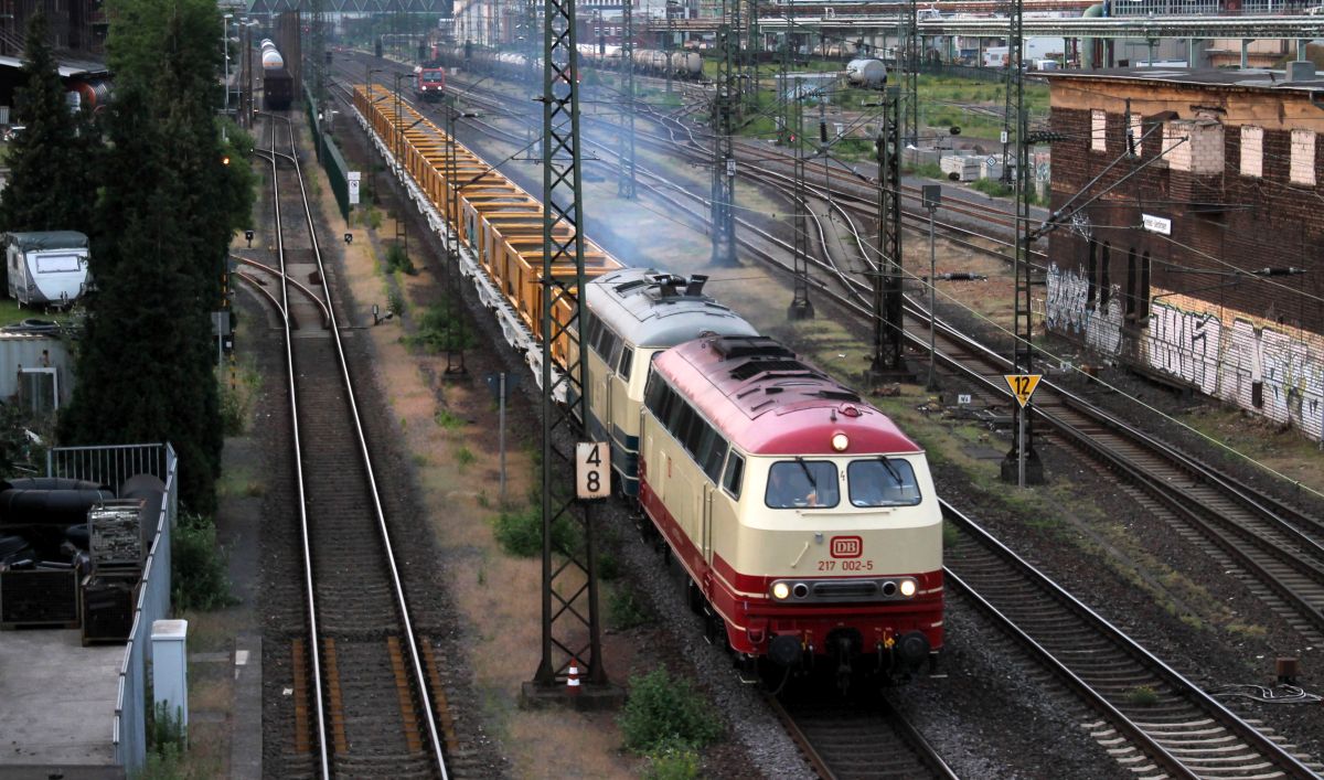 DB 217 002 und 215 004 mit Aushubzug Krefeld-Uerdingen 14.06.2019