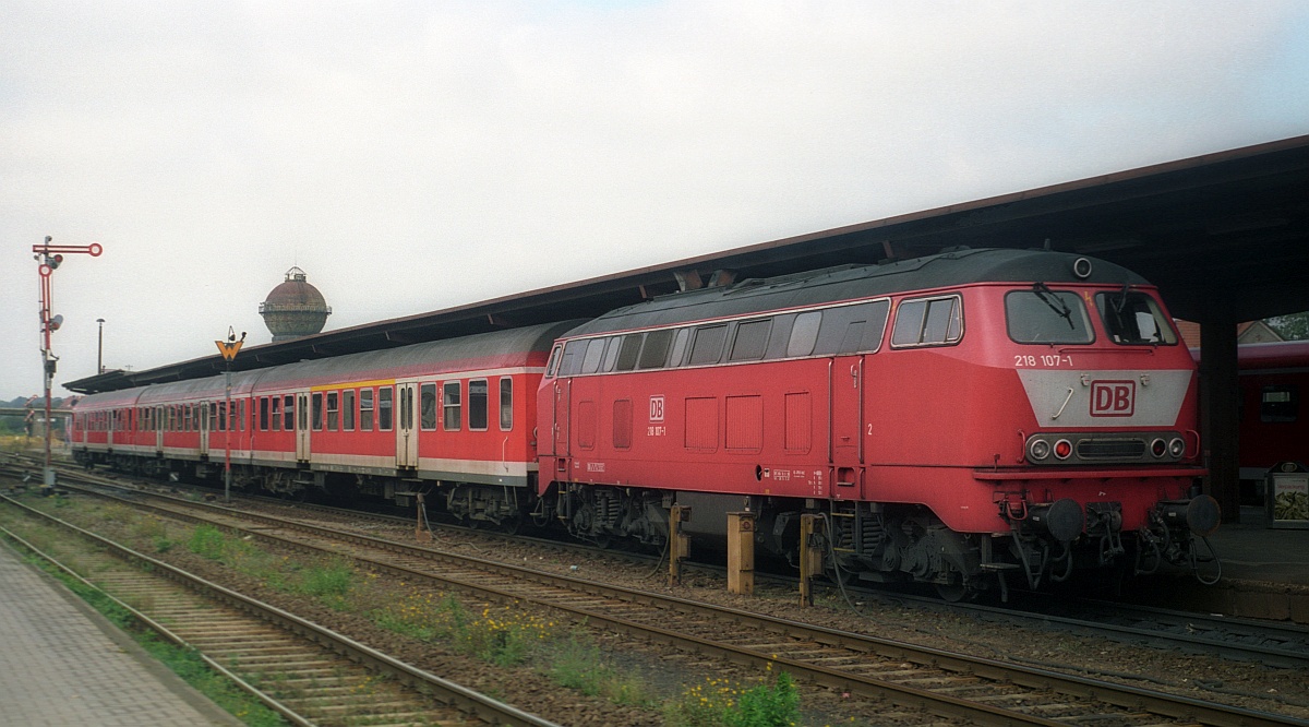 DB 218 107-1 mit Nahverkehrszug im Bahnhof Halberstadt. 14.09.2002
