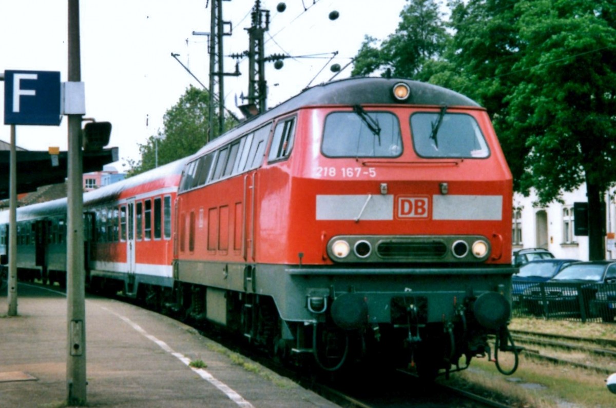 DB 218 167 steht am 24 Mai 2002 in Singen.